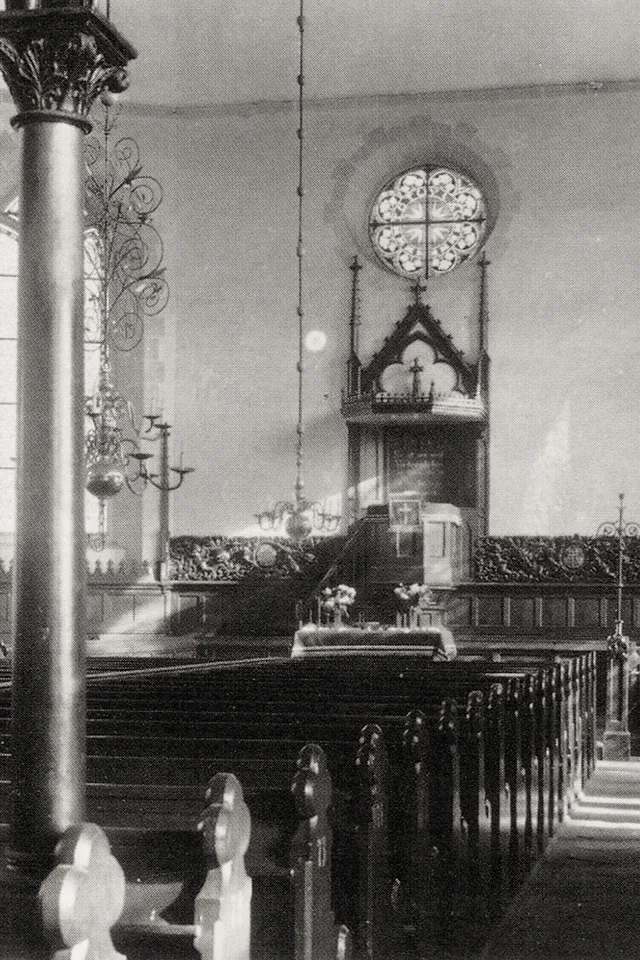 Schwarzweißbild des Innenraums mit Blick auf den historischen Altarraum