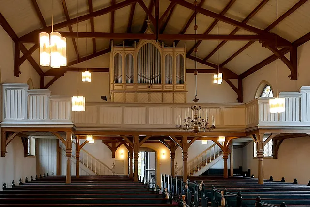 Blick auf Rückwand mit Orgel