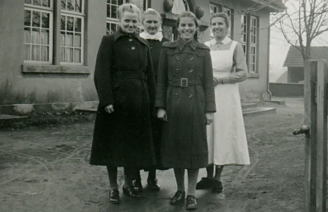 Vier Mitarbeiterinnen vor dem Gemeindehaus