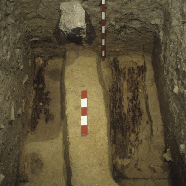 Ausgehobene Grabgruben mit Skeletten