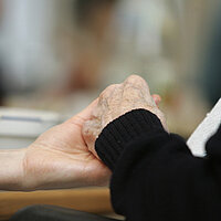 Zwei ineinander greifende Hände als Symbol für Seelsorge