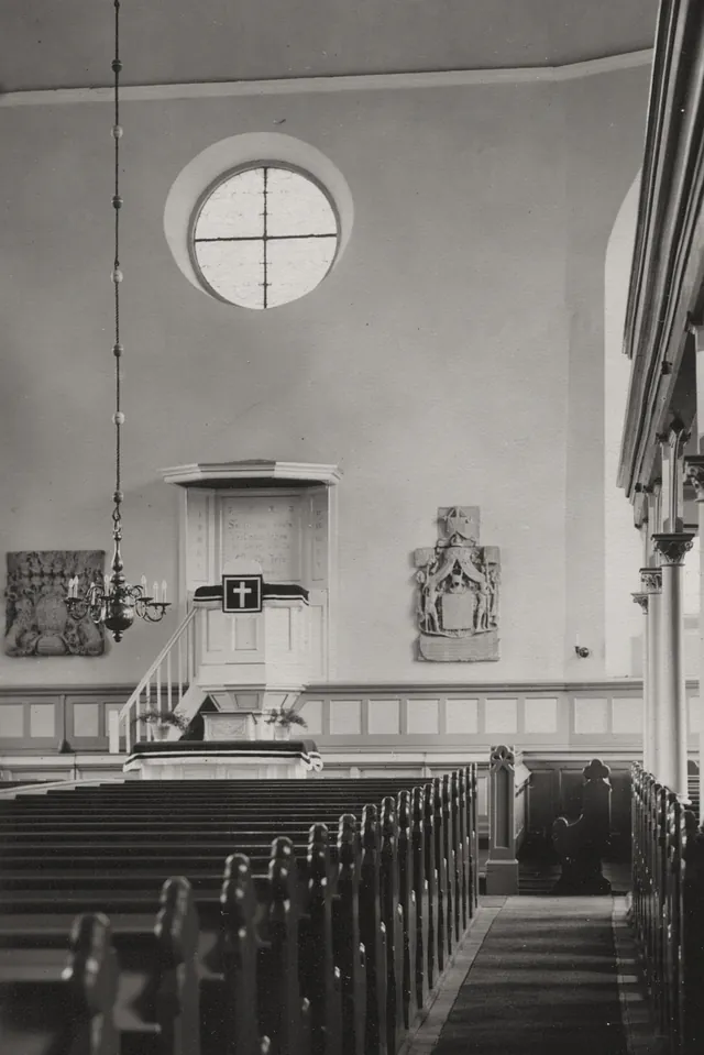 Schwarzweißbild des Innenraums mit Blick auf den renovierten Altarraum