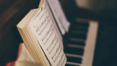 Partitur auf Klavier