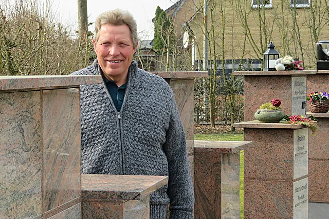 Reinhard Schmitte zwischen den Stelen des Kolumbariums