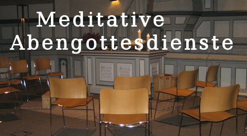 Stuhlkreis vor Altar