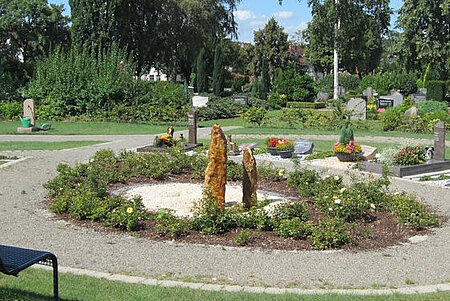 Teil des Friedhofs mit Rosenbeet und Stelen