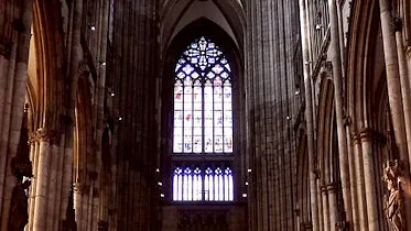 Gotisches Kirchenfenster vom Kirchenschiff aus