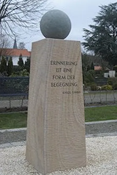 Stele mit darauf liegender Kugel aus Sandstein