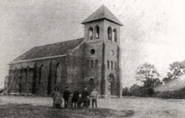 Schwarzweißbild einer alten Kirche mit Menschen im Vordergrund