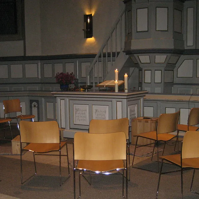 Altar mit Stuhlkreis