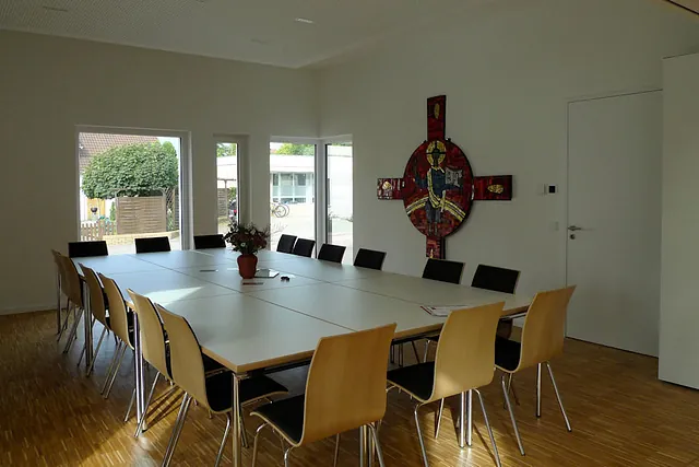 Besprechungsraum mit Kreuz an der Wand