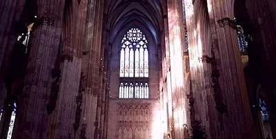 Gotisches Kirchenfenster vom Kirchenschiff aus