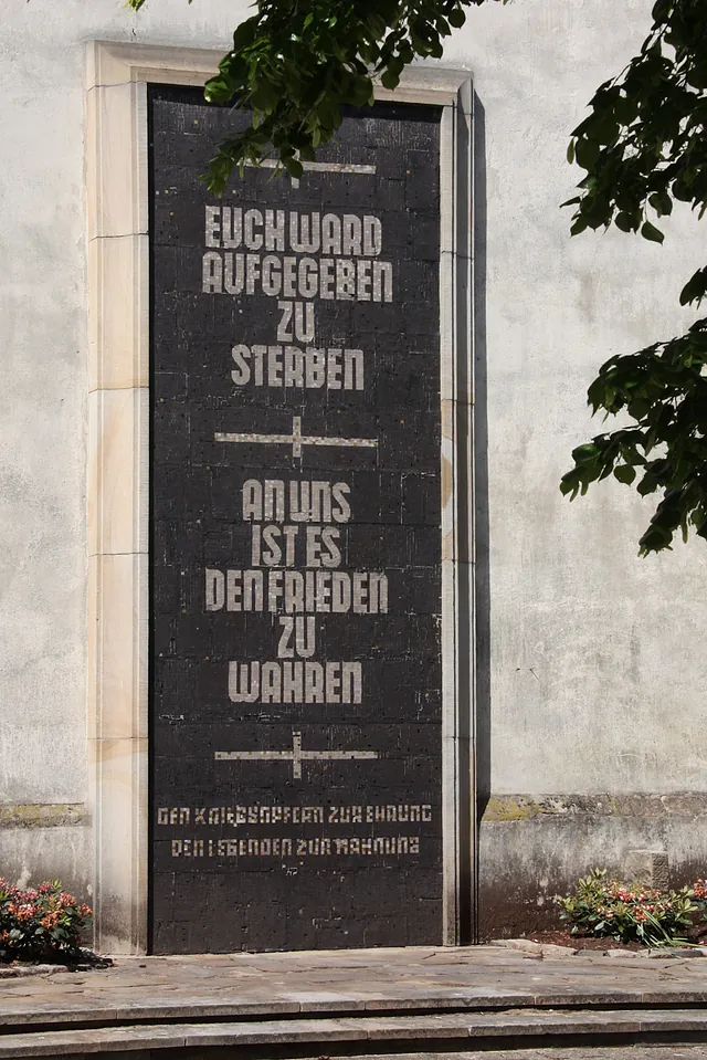 In eine Wand eingelassenes Kriegsmahnmal