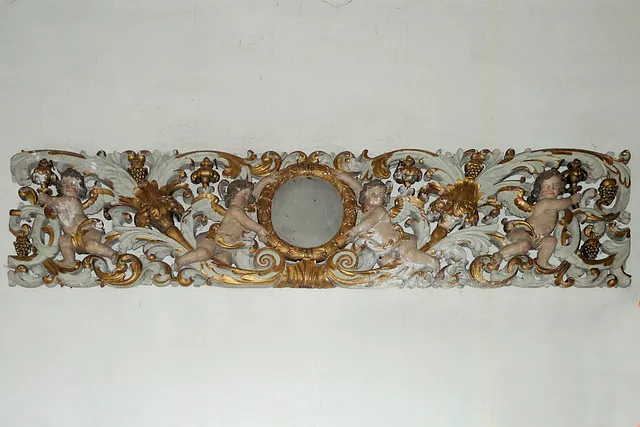 Reich verziertes breites Relief