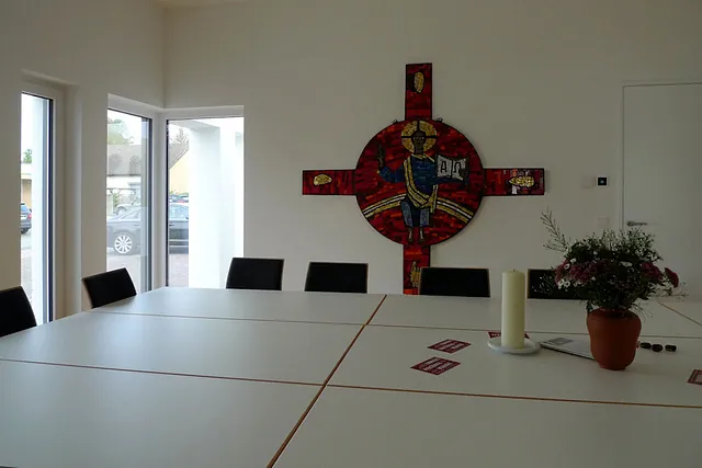 Besprechungsraum mit Kreuz an der Wand
