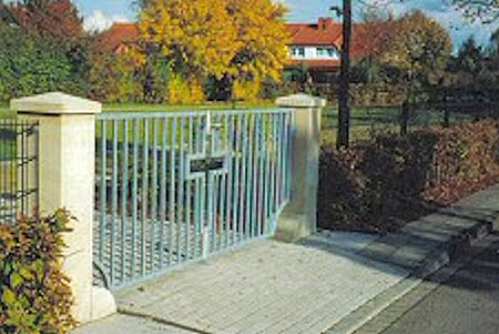 Friedhofstor mit Kreuz