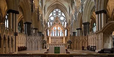 Gotisches Kirchenfenster vom Kirchenschiff aus