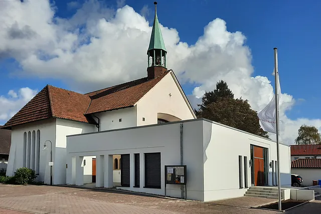 Außenansicht der Kath. Kirche mit neuem Anbau