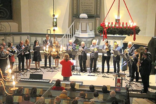 Posaunenchor im Altarraum unter Adventskranz