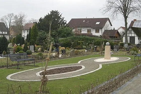 Kiesweg in Form einer liegenden Acht als Symbol der Unendlichkeit