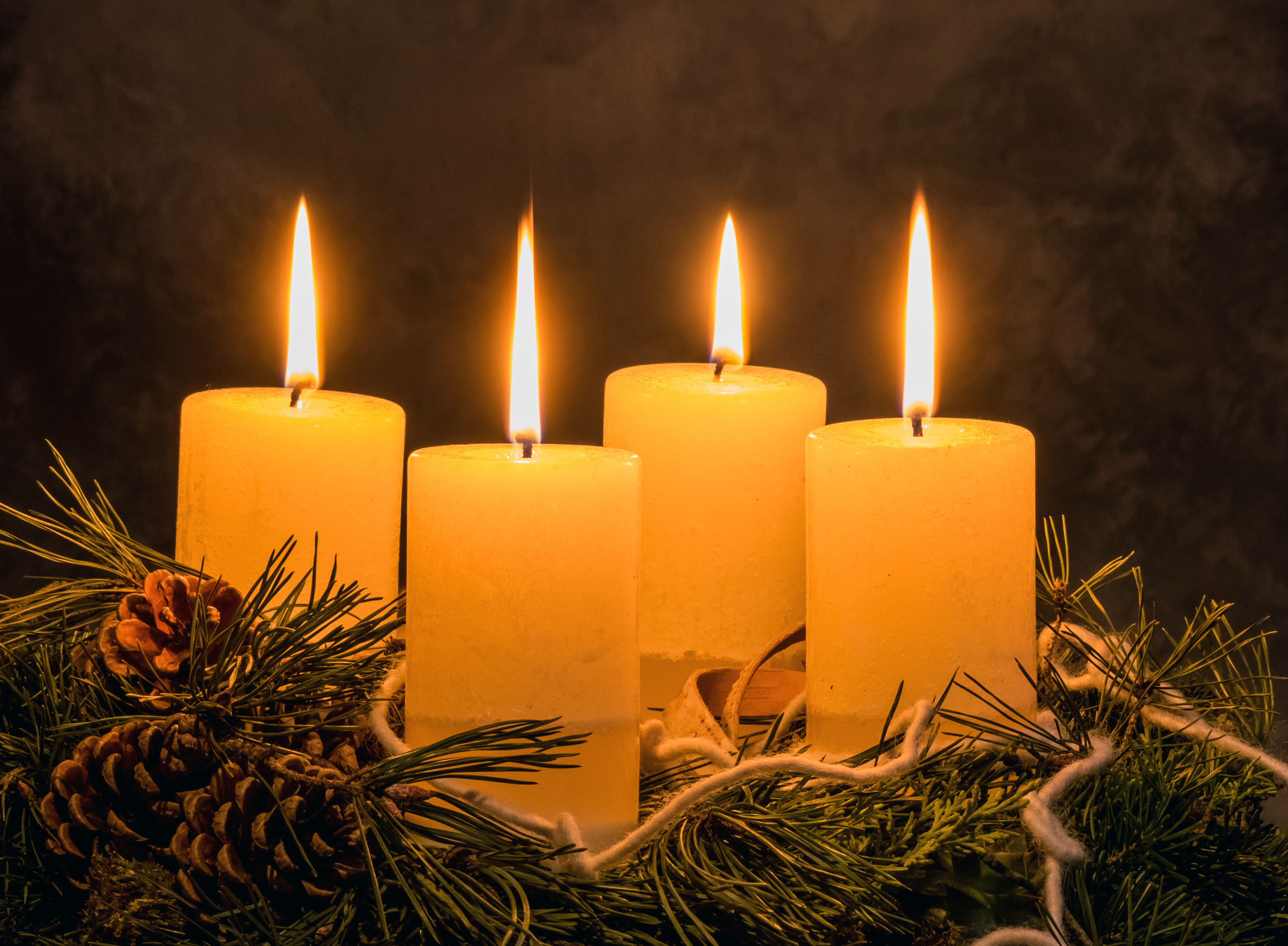 Adventskranz mit vier brennenden Kerzen