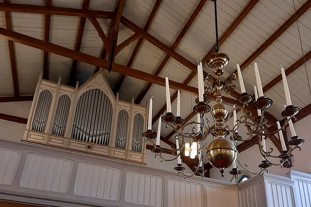 Kronleuchter vor Orgel