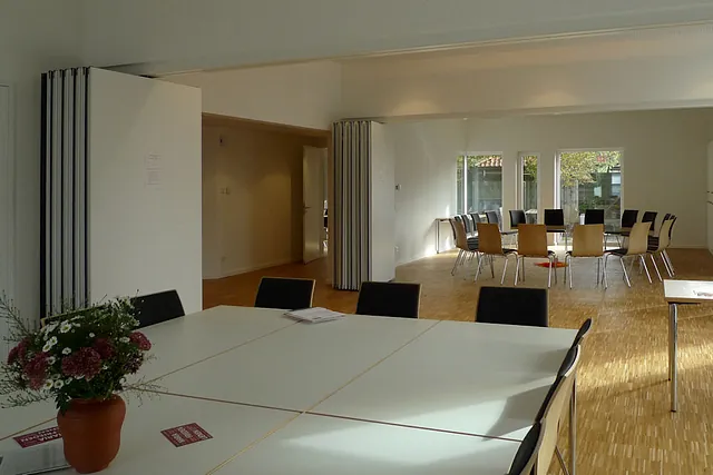 Blick in ungeteilten Besprechungsraum