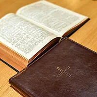 Aufgeschlagene und geschlossene Bibel