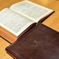 Aufgeschlagene und geschlossene Bibel