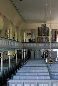 Blick vom Altarraum in das Kirchenschiff